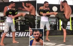 Bị Henry Cejudo thách đấu, Vasyl Lomachenko khoe kỹ năng Muay Thai "dằn mặt"