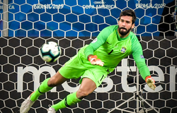 Alisson cản phạt đền và áp sát kỷ lục của ông thầy Taffarel ở tuyển Brazil