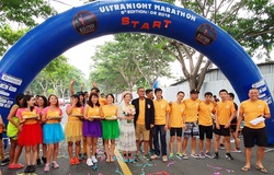 Cặp đôi bất ngờ được tổ chức 'đám cưới' tại vạch đích sau khi chạy xuyên đêm