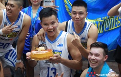 Tùng Chika hạnh phúc với bữa tiệc sinh nhật bất ngờ trên sân