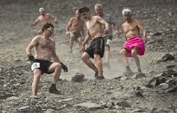 Người đàn ông 50 năm liên tiếp mặc quần hồng chạy leo núi