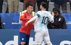 "Kẻ thù" bất ngờ bảo vệ Messi, trọng tài chính giải thích quyết định rút thẻ đỏ