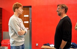 Tại sao Van den Berg khiến Klopp choáng váng trong lần gặp đầu tiên tại Liverpool?