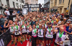 Kỷ lục thế giới ‘chạy marathon người nối người’ lại bị phá