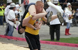 Cặp đôi Lithuania hai năm liên tiếp vô đối cuộc thi Vác vợ chạy vô địch thế giới