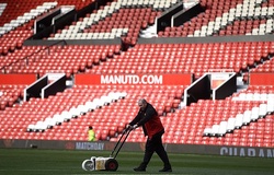 Ám ảnh với SVĐ Trung Quốc, MU cử chuyên gia sang Thượng Hải kiểm tra chất lượng... cỏ