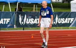 Cụ ông 96 tuổi lập kỷ lục thế giới nhóm tuổi chạy 5km