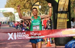 Chân chạy vô địch Valencia Marathon bị bắt vì ăn trộm vặt