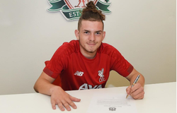 Liverpool ký hợp đồng với cầu thủ trẻ nhất Premier League
