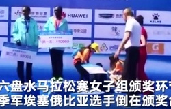 VĐV marathon gục ngã trên bục nhận giải, lễ trao thưởng vẫn tiếp diễn