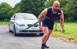 Cựu lính thủy Hoàng gia Anh chạy marathon kéo theo xe ô tô gần 2 tấn