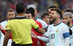 Barca vui mừng khi Messi bị... phạt nặng