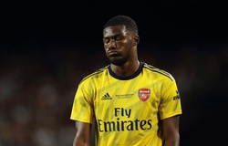 Arsenal thua ngược Barca và NHM chế giễu hậu vệ đá phản lưới nhà