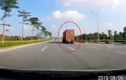 Cua-rơ đạp xe bám đuôi xe container kiểu “tự sát” tại Hà Nội