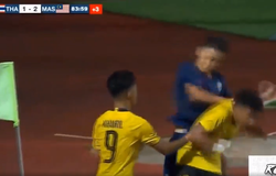 Cầu thủ U15 Thái Lan và U15 Malaysia đánh nhau ở trận chung kết