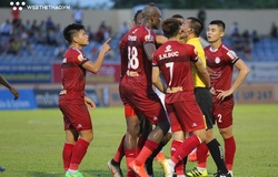 Cầu thủ TP HCM chỉ thẳng mặt trọng tài sau tình huống thổi penalty tranh cãi