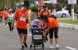 Bé “bỉm sữa” theo chân bố mẹ và nét độc đáo ở Đà Nẵng International Marathon