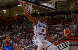 Giannis Antetokounmpo thể hiện sức công phá mãnh liệt trước Italia