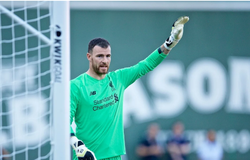 Chân dung thủ môn già nhất thế kỷ mà Liverpool có thể phải dùng trước Southampton