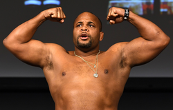 Cựu vô địch MMA 2 hạng cân Daniel Cormier là ai?