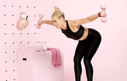 Cách tập động tác “bay ngược” với tạ cho cơ lưng chắc khỏe