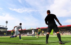 Trưởng bộ phận VAR của FIFA đề xuất thay thế trọng tài biên bằng robot