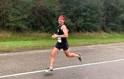 Chàng trai Mỹ phá hai kỷ lục thế giới chạy 160km với tốc độ kinh ngạc