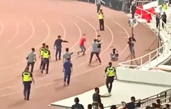 Video Indonesia vs Malaysia: CĐV đánh nhau kinh hoàng ở vòng loại World Cup 2022