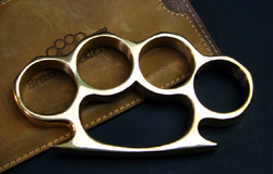 Nắm đấm gấu (brass knuckles) - Món vũ khí nổi tiếng trong các bộ phim