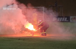 CĐV đánh CSCĐ, đốt pháo sáng gây thương tích sẽ bị xử lý ra sao?