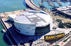 Hãng phim người lớn được đặt cho tên sân của Miami Heat?