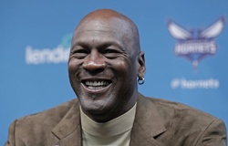 Michael Jordan bán cổ phần Charlotte Hornets