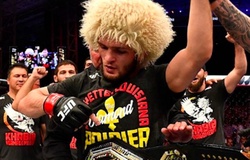 Khabib Nurmagomedov bán đấu giá chiếc áo Dustin Poirier tặng nhằm gây quỹ từ thiện