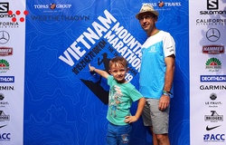 Những vận động viên đầu tiên chạm tay vào racekit Vietnam Mountain Marathon 2019