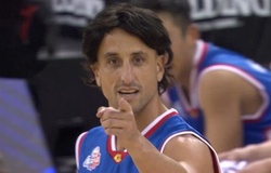 Manu Ginobili đội tóc giả chạm trán với Tony Parker