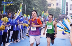 Hai nhà vô địch 21km Revive Marathon Xuyên Việt bị “chiếm sóng” khi về đích