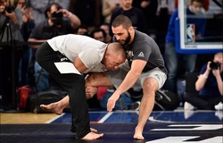 HLV của Geogre St Pierre: ‘Không dễ để Khabib ăn điểm vật ngã trước GSP đâu’