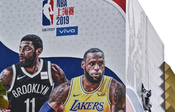 Banner trận đấu giữa Nets và Lakers đã bị tháo dỡ hoàn toàn
