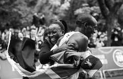 Cả thế giới của Eliud Kipchoge bỗng chốc thu nhỏ với những cái ôm