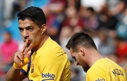 Suarez cân bằng thành tích ghi bàn của huyền thoại Barca