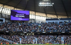 Công nghệ VAR giúp Liverpool nhân đôi khoảng cách với Man City