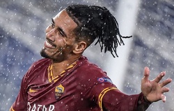 Cựu hậu vệ MU bị thổi phạt đền oan khi bóng đập vào mặt