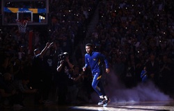 Stephen Curry tưởng niệm nhà thi đấu cũ trong ngày "tân gia" Chase Center
