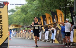 Đáng yêu khoảnh khắc “cựu vương” căng dây đích đón tân vô địch Longbien Marathon 2019