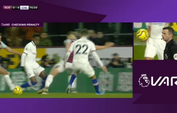 Hudson-Odoi của Chelsea bị VAR đảo ngược thổi phạt đền trước Burnley