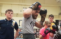 Conor McGregor gây bất ngờ khi trở thành HLV Boxing ‘bất đắc dĩ’ tại phòng tập