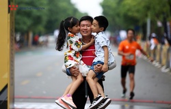 Sức mạnh từ những chiếc ôm siết chặt trên đường chạy Longbien Marathon 2019