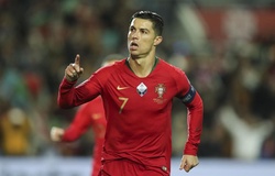 Ronaldo còn cách kỷ lục 11 bàn với hat-trick cho Bồ Đào Nha