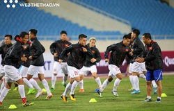 Áo khoác đội tuyển Việt Nam hút khách trước trận đấu với Thái Lan
