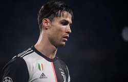 Ronaldo bị "troll" khi khoe diện mạo mới ở trận Juventus thắng Atletico